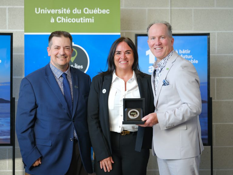 Josée Leblanc décorée d’une médaille honorifique par l’UQAC